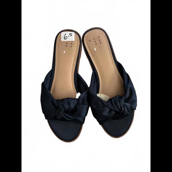 EUC Retro Inspired Chic Navy Satin Slide Sandals - Size 6.5 - Picture 1 of 4